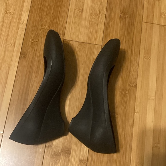 Crocs Women’s Dual Comfort Heel Pumps Slip On Shoes Size 7 - Picture 3 of 5